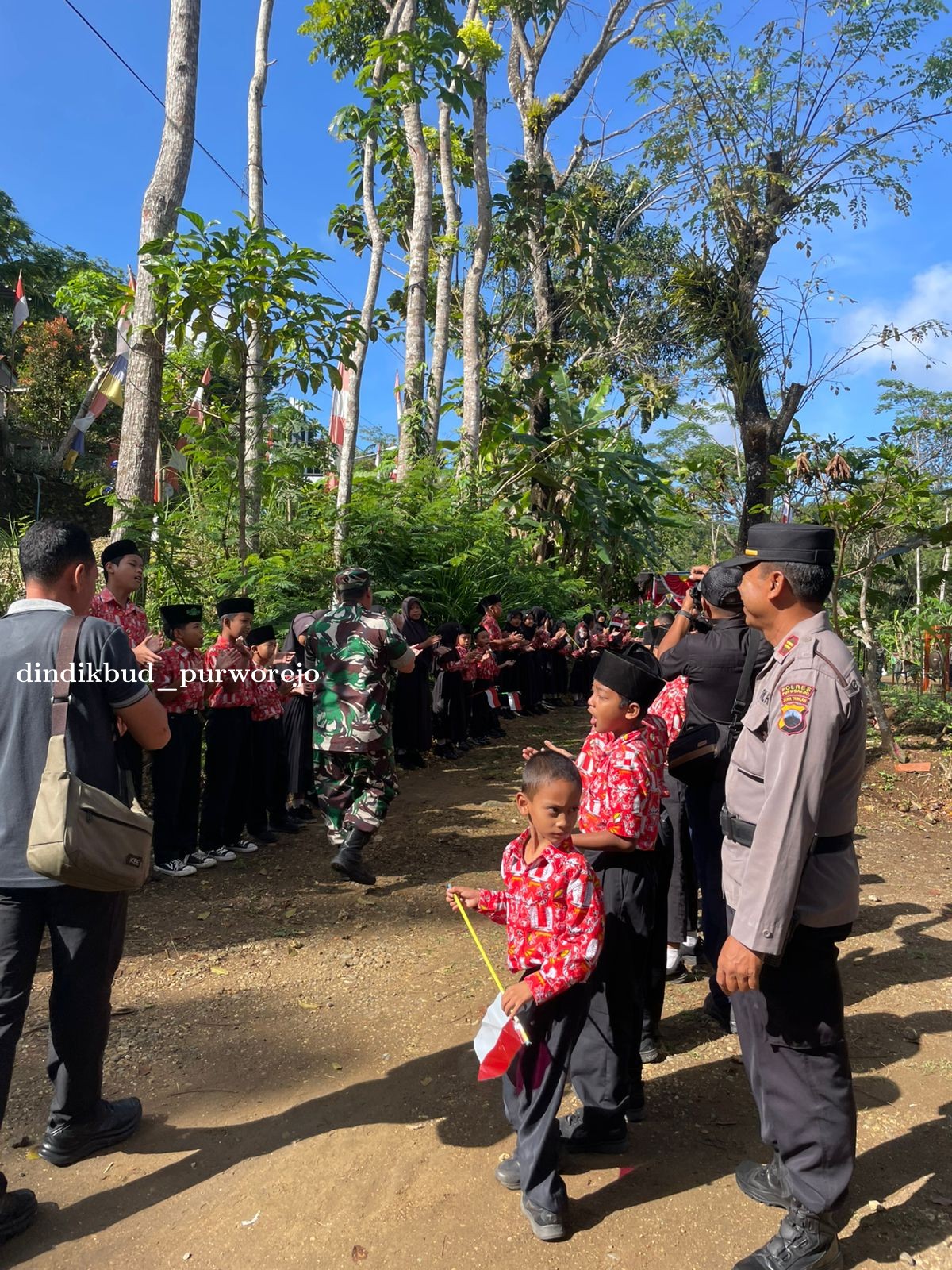 Memperkenalkan profesi kepada murid melalui kegiatan TNI Manunggal Membangun Desa (TMMD)