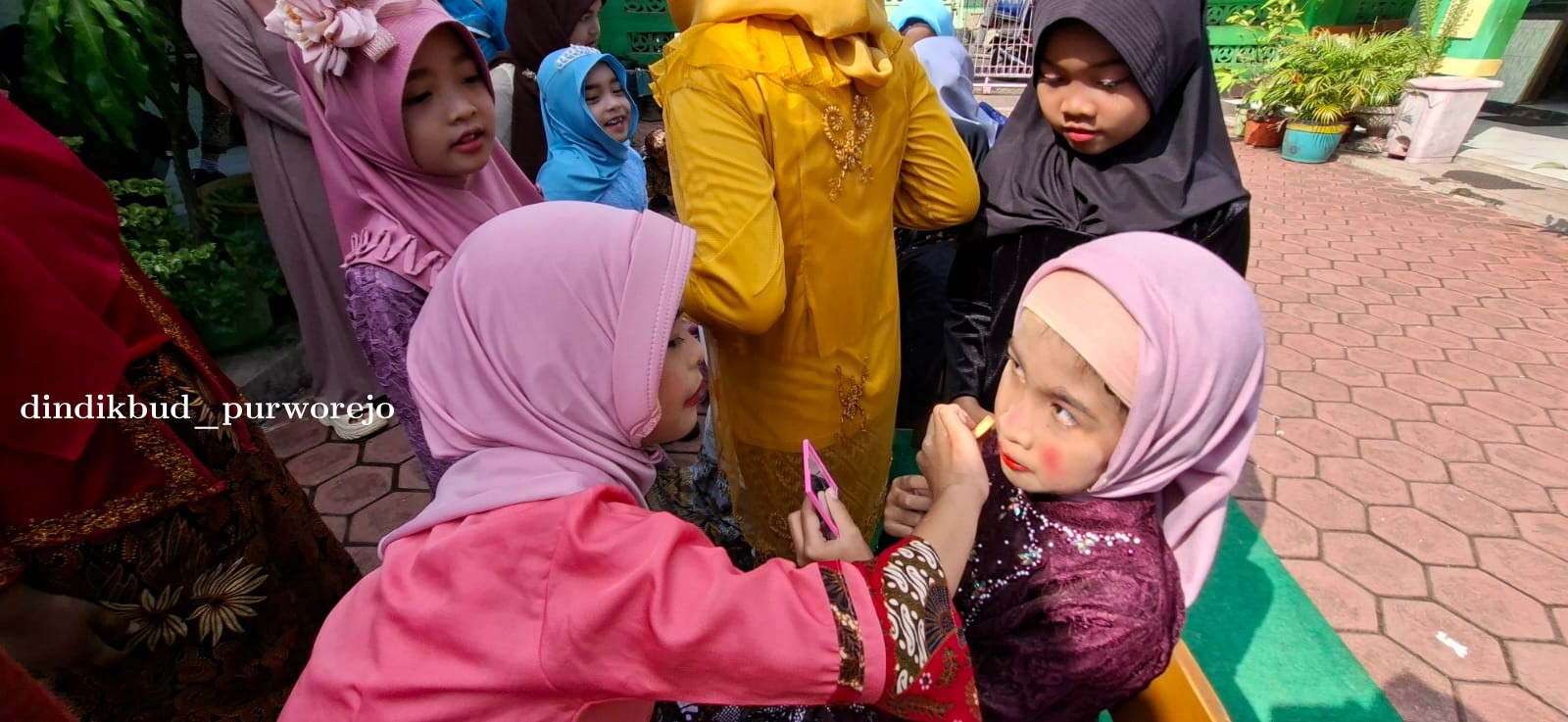 SISWA SISWI SDN SINDURJAN PERINGATI HARI KARTINI DENGAN MERIAH