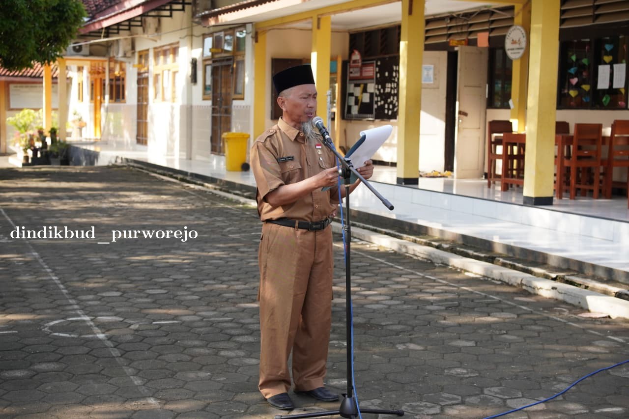 SMP Negeri 13 Purworejo melaksanakan apel pagi dalam rangka memperingati Hari Ibu