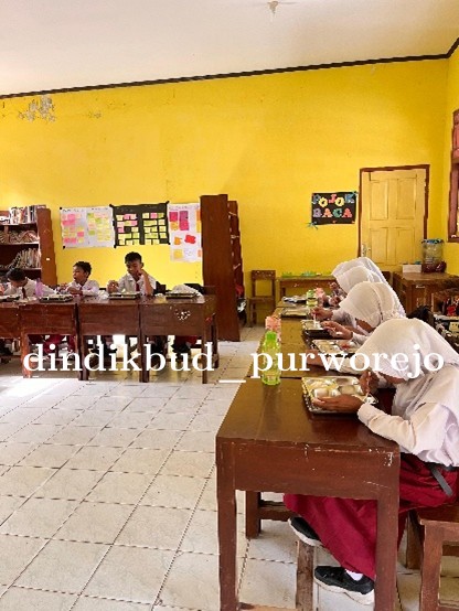 Uji Coba Program Makan Bergizi Gratis (MBG) di SDN 1 TLOGOREJOGUWO Berjalan Sukses