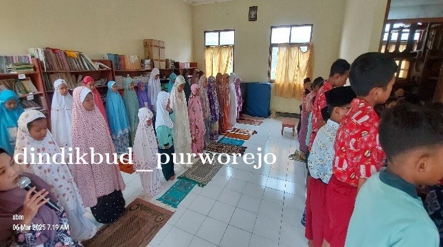 Kegiatan selama bulan romadhan melaksanakan Tadzarus Al Quran bulan Ramadhan