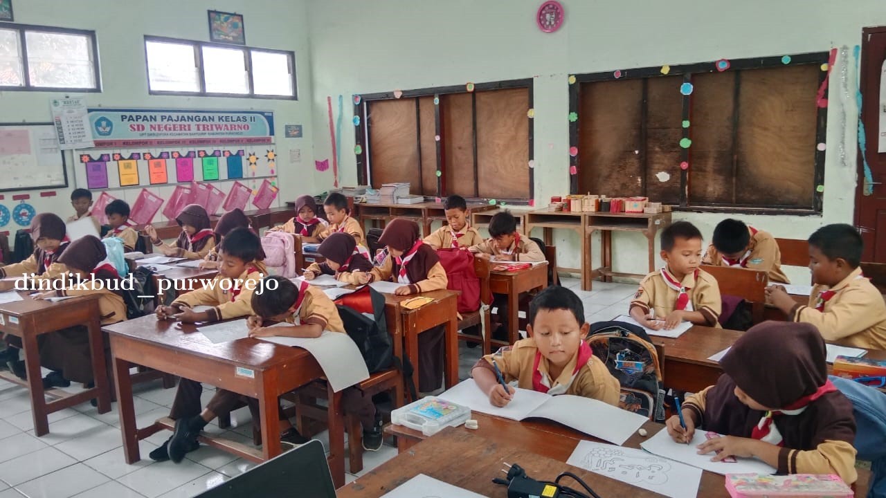 ANTUSIAS SAMBUT RAMADHAN SISWA SDN TRIWANO BELAJAR MENGGAMBAR KALIGRAFI